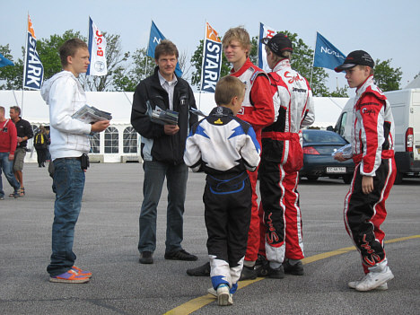 Motor Sport Sønderjylland´s Yngste Gokart Kørere i færd med at uddele broschurer for Rømø og Tønder egnen, samt Mercedes.